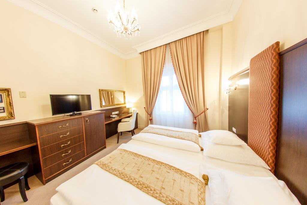 Hotel Kristaly Imperial Tata Exterior photo